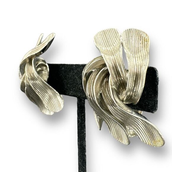 Vintage Kramer Clip-On Earrings Art Deco Textured Silver Plated - Picture 5 of 8